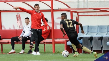 Rubén Torrecilla da instrucciones durante el partido con el Intercity (JOSÉ M. BALDOMERO) 