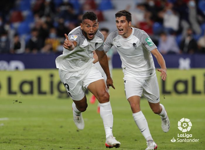 Luis Suárez celebra el segundo gol del Granada en el `Ciutat de Valencia` (LALIGA)