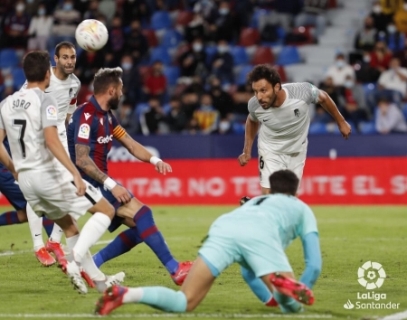 Germán, durante un lance del encuentro en el `Ciutat de Valencia`, donde anotó el primer gol del Granada (LALIGA)