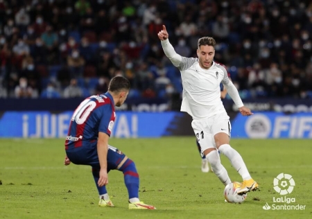 Rochina, durante una acción del duelo en casa del Levante (LALIGA)