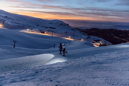 Dos corredores practican snow running en Sierra Nevada (NICCOLO GUASTI)