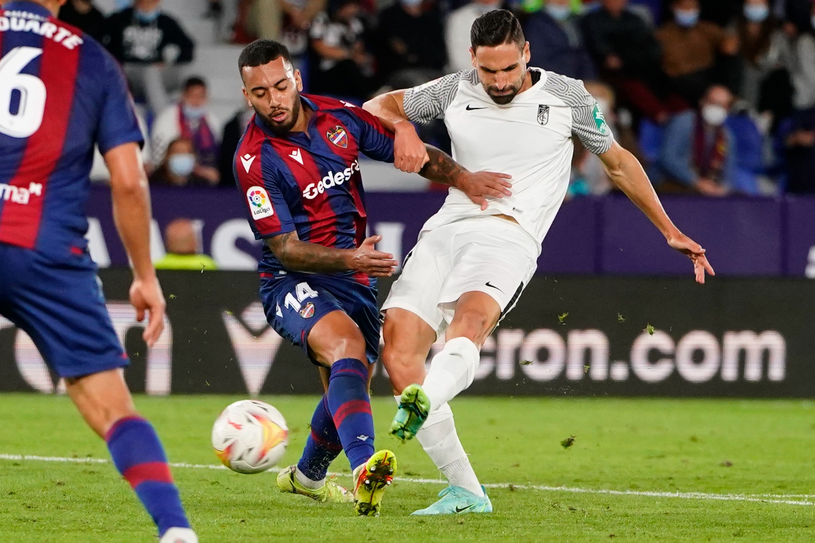 Momento en el que disparó Antonio Puertas para marcar el tercer gol del Granada en el `Ciutat de Valencia` (PEPE VILLOSLADA / GCF) Momento en el que disparó Antonio Puertas para marcar el tercer gol del Granada en el `Ciutat de Valencia` (PEPE VILLOSLADA / GCF)