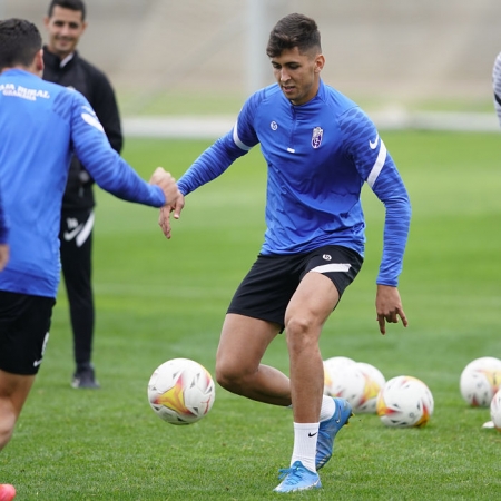 Raúl Torrente, durante la sesión de recuperación que hizo el Granada al regresar de Valencia (PEPE VILLOSLADA / GCF)
