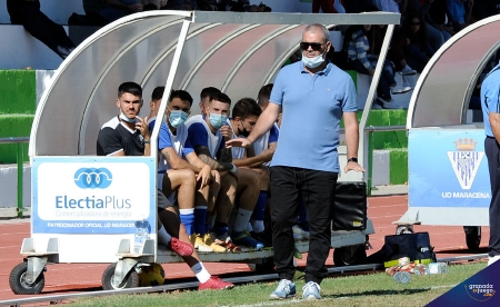 Jesús Párraga, entrenador de la UD Maracena, durante el último partido en casa (J. M. BALDOMERO)