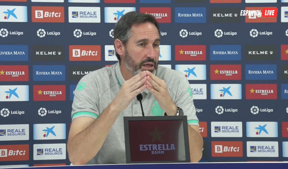 Vicente Moreno, entrenador del Espanyol, durante la rueda de prensa previa al partido contra el Granada (RCD ESPANYOL LIVE) Vicente Moreno, entrenador del Espanyol, durante la rueda de prensa previa al partido contra el Granada (RCD ESPANYOL LIVE)