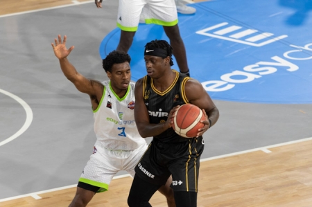 Thomas Bropleh fue de los más destacados del Covirán Granada (VÍCTOR QUINTANA / PALENCIA BALONCESTO) 
