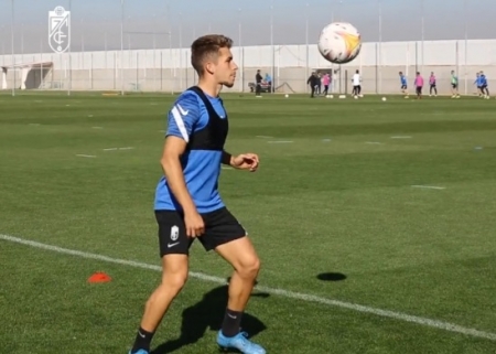Isma Ruiz trabaja de forma individual, ya con balón, sobre el césped de la Ciudad Deportiva (GCF TV)