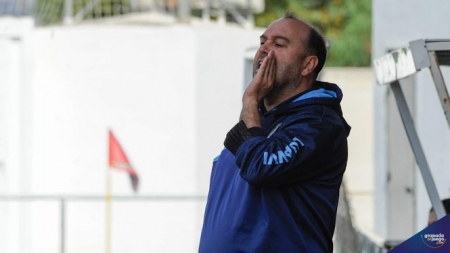 Manolo Rojas da instrucciones en el partido ante La Cañada (JOSÉ M. BALDOMERO) 