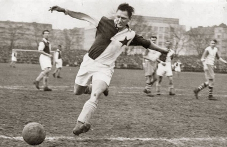 Josef Bican, máximo goleador de la historia con 805 tantos