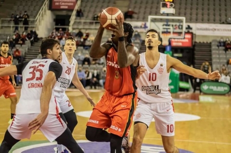 Thomas Bropleh rodeado de jugadores de Girona (JOSÉ VELASCO) 