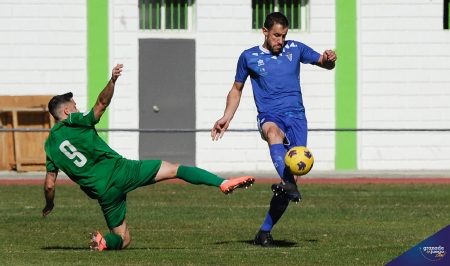 La UD Maracena igualó en casa su último derbi ante el Atarfe Industrial (J. M. BALDOMERO)