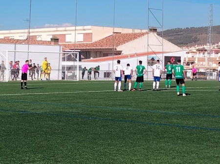 David Hurtado lanza el penalti (CD HUÉTOR VEGA)