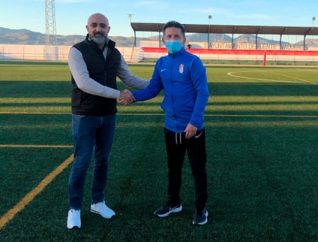José Manuel Molinero, alcalde de Fuente Vaqueros, y Luis Fradua, Director de Fútbol Formativo del Granada CF, durante el acto de firma (GCF)