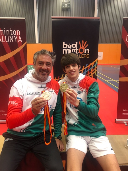 Daniel Franco junto a su padre con las dos medallas conseguidas (CLUB BÁDMINTON GRANADA)