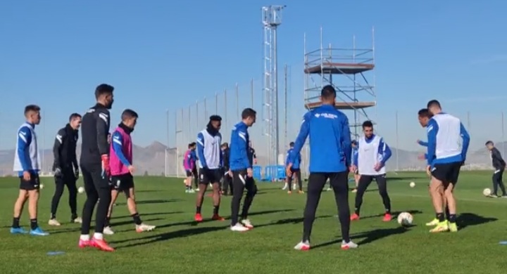 Uno de los rondos del Granada durante el entrenamiento de este martes, en el que aparece en la parte izquierda Isma Ruiz (GCF TV) Uno de los rondos del Granada durante el entrenamiento de este martes, en el que aparece en la parte izquierda Isma Ruiz (GCF TV)