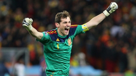Iker Casillas celebrando una victoria con la selección espanola