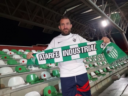 Jesús Sierra posa en el Municipal de Atarfe con la bufanda del equipo para Granada En Juego (FRAN CALVO)