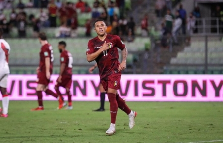 Machis celebra su gol con Venezuela ante Perú (FVF)