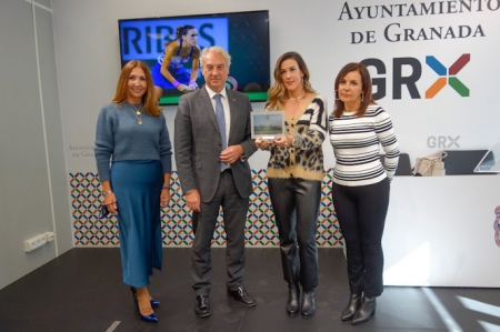 Imagen de la recepción a Nuria Parrizas (JAVIER ALGARRA/ AYUNTAMIENTO)