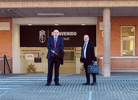 Mariano de Damas, izquierda, junto a José Guerrero, presidente y secretario de la Asociación Granadinista 5001 (FRAN CALVO)