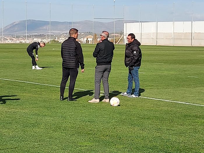 Robert Moreno, Pep Boada y David Comamala conversan durante el entrenamiento de este viernes (FRAN CALVO) Robert Moreno, Pep Boada y David Comamala conversan durante el entrenamiento de este viernes (FRAN CALVO)