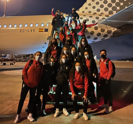 La expedición del Granada Femenino, a su llegada al aeropuerto de Santa Cruz de Tenerife (GCF FEMENINO)