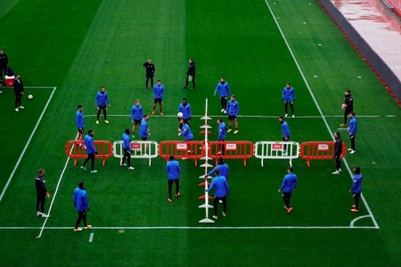 Juego de fútbol-tenis habitual que sirve de calentamiento al Granada CF, durante la matinal de este sábado en el `Nuevo Los Cármenes` (PEPE VILLOSLADA / GCF)