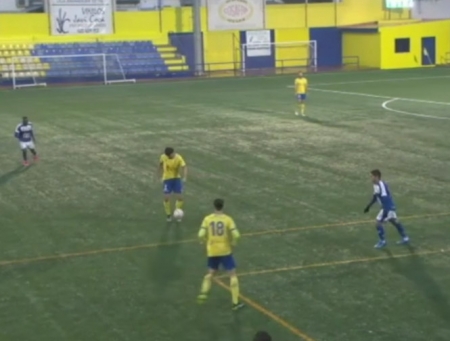 Ramiro controla el balón en el centro del campo (CD HUÉTOR TÁJAR WEB DIRECTO) 