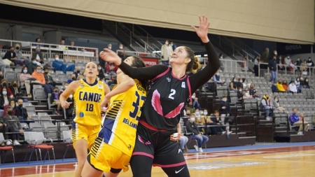 Shannon Coffee pelea por un rebote (RACA) 