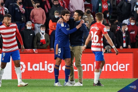 Vallejo saluda a Manolo Lucena al término del Granada - Real Madrid (JOSÉ M. BALDOMERO)