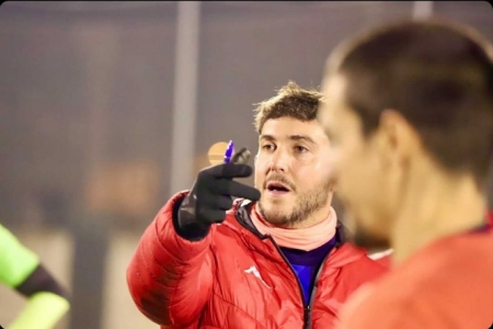 Julio Catalá da instrucciones durante un entrenamiento (JOSÉ ANDRÉS FERNÁNDEZ)