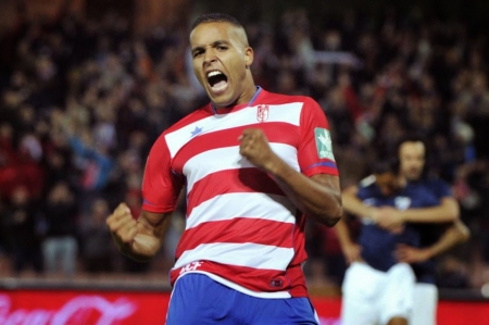 El Arabi celebra un gol en su etapa en el Granada CF