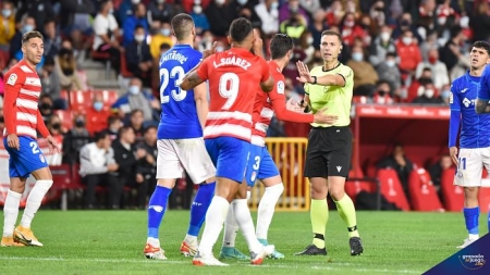 Cordero Vega, durante el Granada - Getafe de esta temporada (JOSÉ M. BALDOMERO)