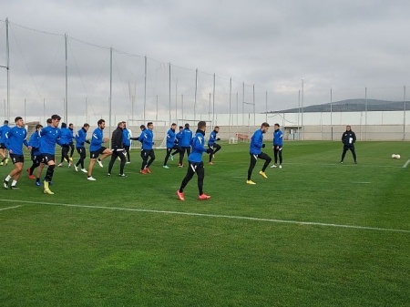 El Granada afronta un complicado y fundamental partido en `San Mamés`. En la imagen, su último entrenamiento antes de viajar a tierras vascas (FRAN CALVO)