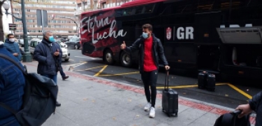 Luís Maximiano saluda a su llegada al hotel de Bilbao (FRAN CALVO)