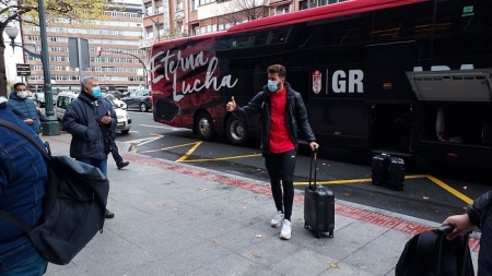 Luís Maximiano saluda a su llegada al hotel de Bilbao (FRAN CALVO)