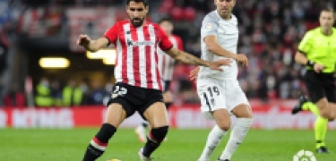Raúl García, durante un lance del Athletic - Granada ante Montoro (LALIGA)