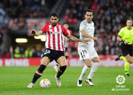 Raúl García, durante un lance del Athletic - Granada ante Montoro (LALIGA)