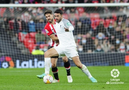 Jorge Molina, durante el encuentro del Granada en San Mamés, donde anotó el segundo gol del cuadro nazarí (LALIGA)
