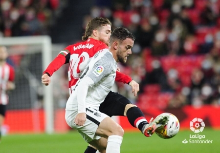 Quini, en un lance del Athletic - Granada en San Mamés (LALIGA)
