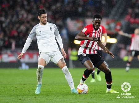 Sergio Escudero, ante Williams durante un lance del Athletic - Granada (LALIGA)