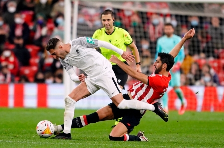 Rochina, en un lance del partido ante Raúl García (PEPE VILLOSLADA / GCF)