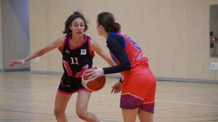 Marina Gea defiende a una jugadora del conjunto catalán (RACA) 