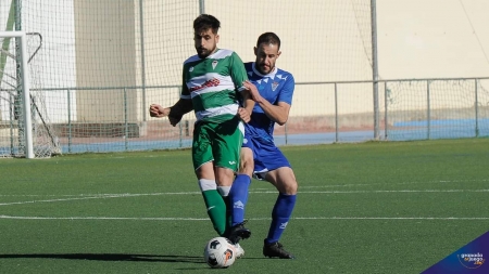 Rubén, que marcó dos goles, presiona a Dani Torres (JOSÉ M. BALDOMERO) 