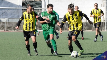 Adri Vegas entre dos jugadores del Cantoria (JOSÉ M. BALDOMERO) 