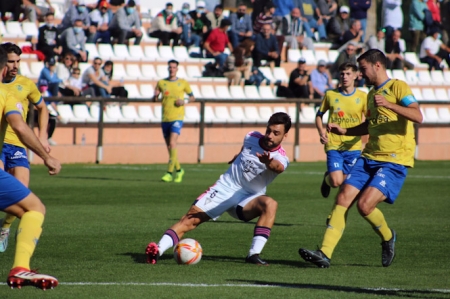 Manu Daza presiona a un jugador del Marbella FC (TWITTER MARBELLA FC) 