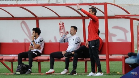 Rubén Torrecilla da instrucciones desde el banquillo (JOSÉ M. BALDOMERO)