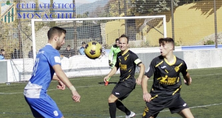 Fer Herrera se dispone a disparar (MANU LÓPEZ / ATLÉTICO MONACHIL)