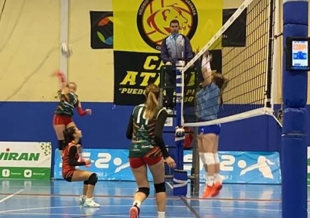 Remate de una jugadora atarfeña (COVIRÁN CDU ATARFE)