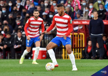 Luis Suárez, delantero del Granada CF, en el último encuentro en casa (JOSÉ M. BALDOMERO)